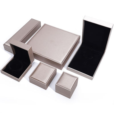 주문 퀘어 그레인 가짜 가죽 보석 상자, 우아한 붓한 보석 포장 상자 OEM online manufacture