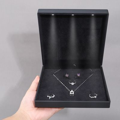 주문 맞춤형 스크래치 proof LED 보석 상자 럭셔리 펜던트 패키지 세트 부드러운 벨벳 리닝 online manufacture