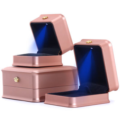 주문 LED 라이트와 플라스틱 벨벳 소재로 주문형 고급 왕관 보석 포장 상자 online manufacture