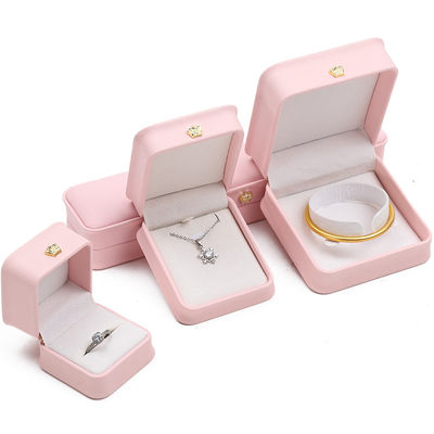 주문 10*10*5cm 핑크색 가죽 보석 상자 왕관 팔찌 펜던트와 반지 사용자 지정 로고 online manufacture