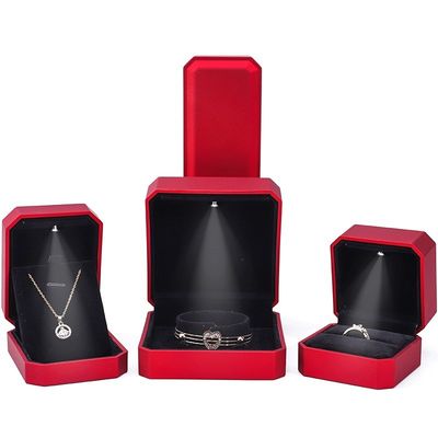 주문 럭셔리 주얼리 디스플레이 박스 LED 라이트 및 사용자 지정 로고 레드 페인트 마무리 10 * 10 * 5cm online manufacture