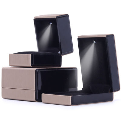 주문 9*9*5cm 직사각형 한홍 맞춤 금 목걸이 팔찌와 반지 LED 보석 포장 상자 online manufacture