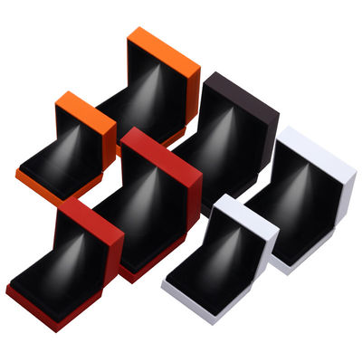 주문 9*9*3.5cm 보석 상자 조직기 로고 로고 로고 라크 블랙 림 LED 반지 상자 online manufacture