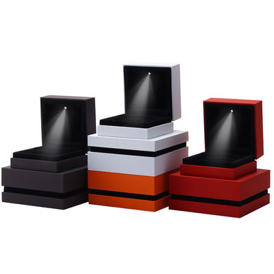 9*9*3.5cm 보석 상자 조직기 로고 로고 로고 라크 블랙 림 LED 반지 상자