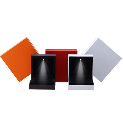 9*9*3.5cm 보석 상자 조직기 로고 로고 로고 라크 블랙 림 LED 반지 상자