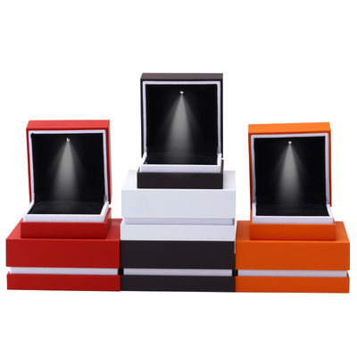 주문 끝 보석 포장 상자 베이킹 페인트 크래프트 화이트 엣지 LED 링 보석 상자 9*9*3.5cm online manufacture