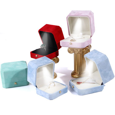 고객의 로고 블루 팔각형 플란넬 금 턱 장신구 상자 LED 장신구 반지 상자