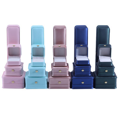 주문 사각형 모양 수작업 왕관 디자인 고리 및 목걸이를위한 고급 PU 가죽 보석 상자 online manufacture