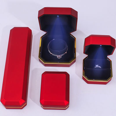 맞춤형 고급 수제 빨간색 팔각형 LED 조명 보석 상자, 금색 테두리 포함