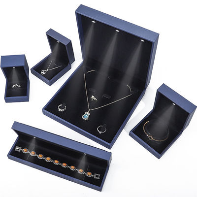 주문 고품질 브러쉬 된 곡물 LED 보석 상자, 내부에 빛이있는 PU 가죽 반지 상자 online manufacture