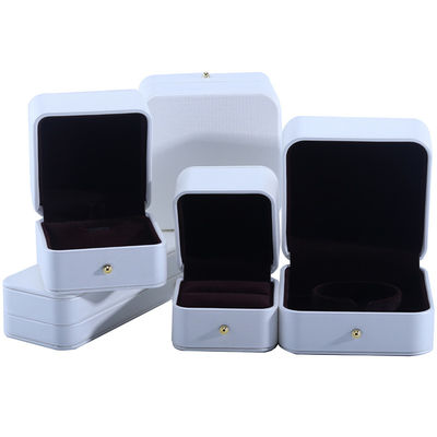 주문 흰색 PU 가죽 보석 결혼 목걸이 귀걸이 반지 포장 상자 9.5*9.5*6cm online manufacture