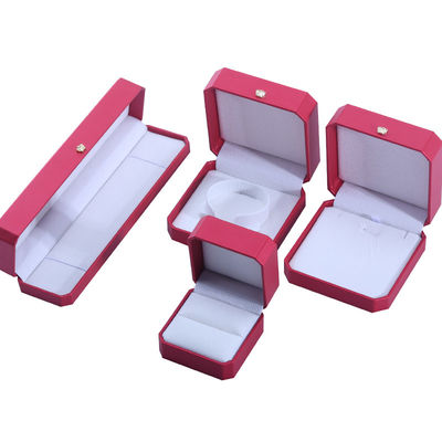 주문 최신 정사각형 한홍 주문 빨간색 PU 가죽 팔찌 보석 보관용 포장 상자 online manufacture