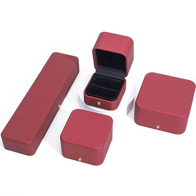 주문 바람 빨간색 매끄러운 PU 가죽 보석 보관 포장 상자 금 버튼 장식으로 online manufacture